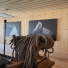 Une vue de l'installation des photographies de Thomas Crauwels dans le refuge